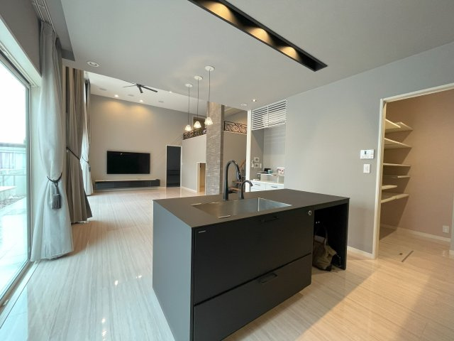 ミサワホーム施工のガレージ付平家住宅の居間・リビング