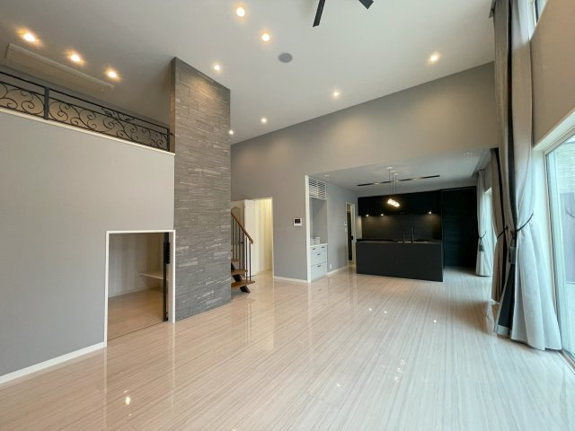 ミサワホーム施工のガレージ付平家住宅の居間・リビング