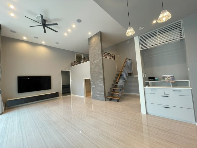 ミサワホーム施工のガレージ付平家住宅の居間・リビング