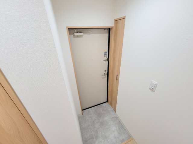 クレアール東岡町の玄関