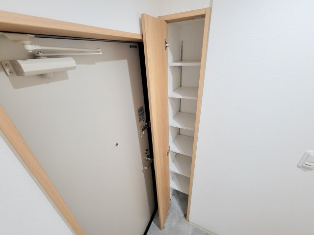 クレアール東岡町の玄関