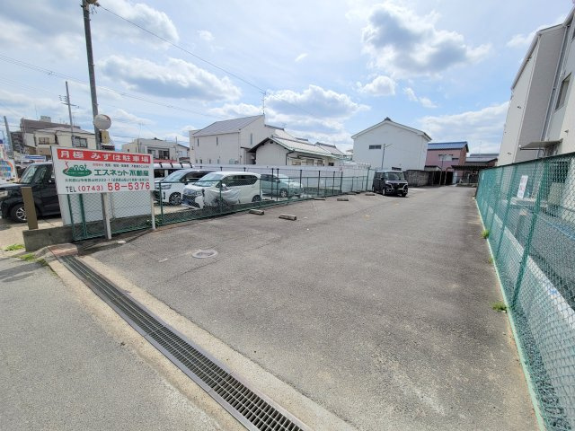 クレアール東岡町の駐車場