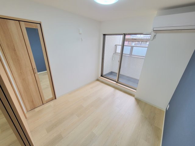 クレアール東岡町の洋室