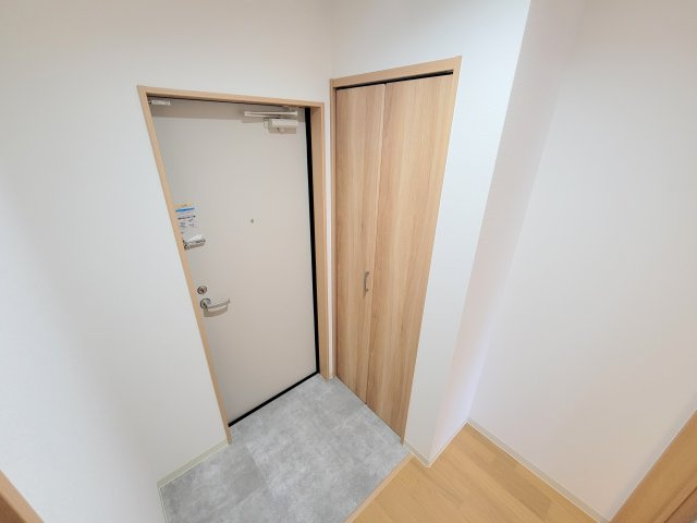 クレアール東岡町の玄関