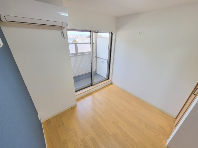 クレアール東岡町の洋室