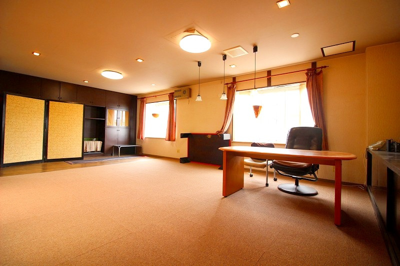 安来町鉄骨造３階建建店舗付住宅の居間・リビング|ダイニングとは別にリビング約18帖となっております。広々空間になります。