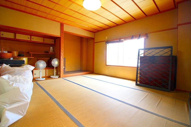 安来町鉄骨造３階建建店舗付住宅の和室|各部屋が8帖以上の設計になります。2階3階ともに和室空間がございます。