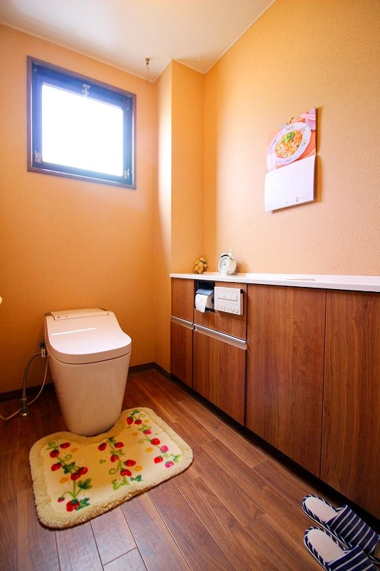 安来町鉄骨造３階建建店舗付住宅のトイレ|リフォーム歴のあるトイレになります。現在アラウーノが設置されております♪