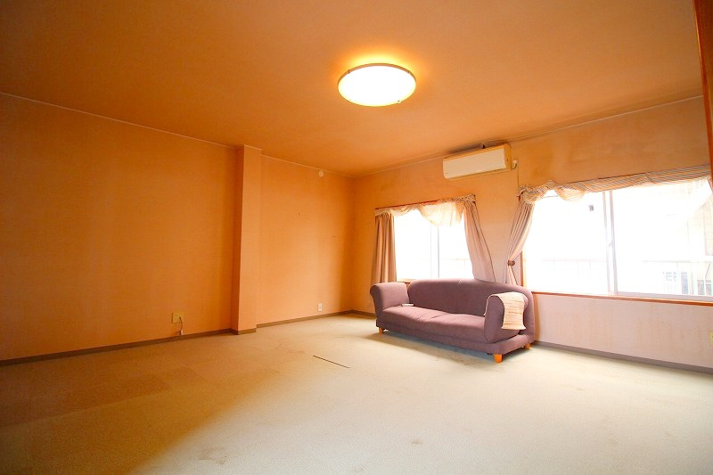 安来町鉄骨造３階建建店舗付住宅の洋室|3階の洋室約12条になります。リフォームで2部屋に出来る構造となります。