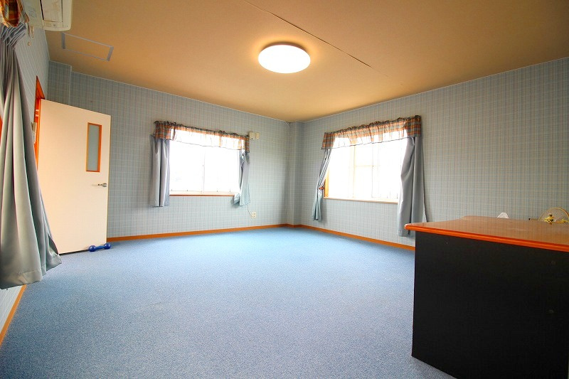 安来町鉄骨造３階建建店舗付住宅の洋室|ウォークインクローゼット付きの洋室約13.8帖の洋室になります♪