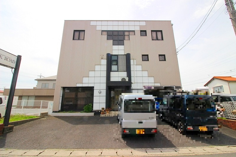 安来町鉄骨造３階建建店舗付住宅の駐車場|ビルトインガレージ２台（車種制限あり）+並列4～5台（車種制限あり）
