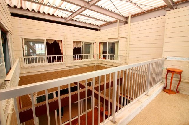 安来町鉄骨造３階建建店舗付住宅の構造・工法・仕様|3階からのテラス上部の写真になります。屋根が透明になり自然光が入る仕様になります。