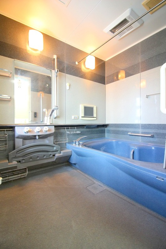 安来町鉄骨造３階建建店舗付住宅の浴室|リフォーム歴のある浴室になります。浴室TVなども完備した1坪以上の浴室になります。