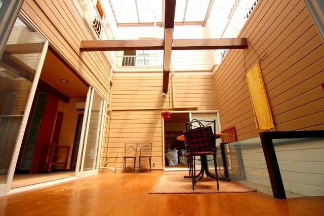 安来町鉄骨造３階建建店舗付住宅の庭|2階部分のテラスになります。建物の中心が吹抜けとなり、近隣からの目線もまったく気にならない構造になります。