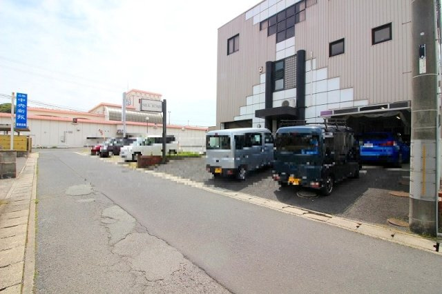 安来町鉄骨造３階建建店舗付住宅の駐車場|前面道路は幅員約4.6ｍの公道になります。駐車場も複数台駐車可能な広さになります。