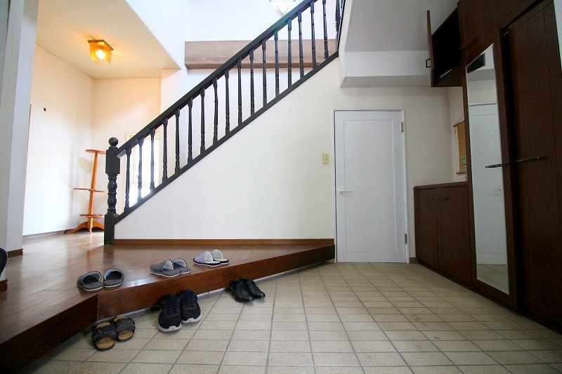安来町鉄骨造３階建建店舗付住宅の玄関|住居用の玄関になります。オープン階段になり、開放感のある玄関になります。