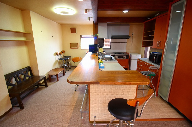 安来町鉄骨造３階建建店舗付住宅のキッチン|維持管理されたキッチンスペースになります。バーカウンターのような使用も出来ちゃいます♪