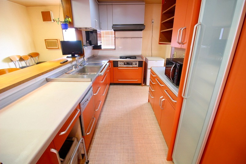 安来町鉄骨造３階建建店舗付住宅のキッチン