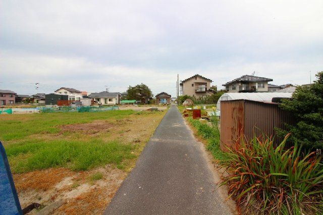 米子市彦名町古家付土地の前面道路含む現地写真|畑の広がるエリアになります。