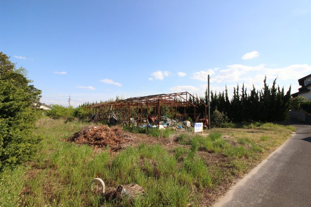 米子市彦名町古家付土地の外観|前道との高低差もない敷地になります。