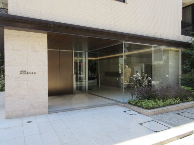 アトラス荻窪のエントランス|★ガラス貼りの解放感溢れるエントランス★オートロック★