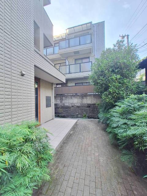 フェリシア霞ヶ丘のエントランス