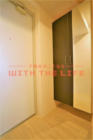 Tiara（ティアラ）本町【キャッシュバック対象物件】の玄関|収納もある玄関です