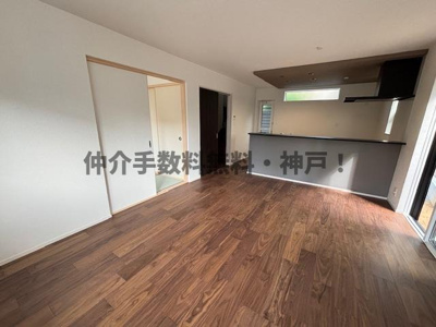 【居間・リビング】 | 神戸市垂水区神陵台７丁目　新築戸建２号地　仲介手数料無料！ | こちらの居間で趣味の時間をお楽しみください