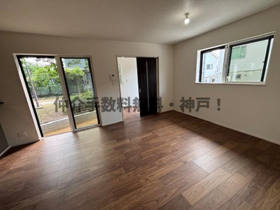 【居間・リビング】 | 神戸市垂水区神陵台７丁目　新築戸建２号地　仲介手数料無料！ | こちらのリビングで趣味の時間をお楽しみください