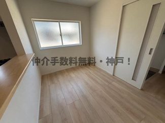 【居間・リビング】 | 明石市北王子町　新築戸建9号棟　仲介手数料無料！ | こちらの居間で趣味の時間をお楽しみください