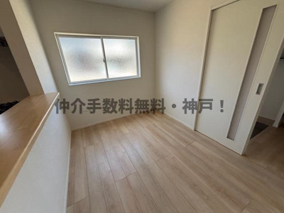 【居間・リビング】 | 明石市北王子町　新築戸建9号棟　仲介手数料無料！ | こちらの居間で趣味の時間をお楽しみください