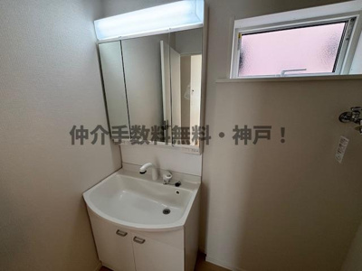 【独立洗面台】 | 明石市北王子町　新築戸建9号棟　仲介手数料無料！ | 独立洗面台、小物を置くことができて便利です