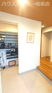 【玄関】 | 羽島市正木町須賀！トヨタホーム施工の中古住宅築6年！オール電化・太陽光発電システム搭載！ | 羽島市正木町須賀！トヨタホーム施工の中古住宅築6年！オール電化・太陽光発電システム搭載！