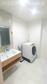 【脱衣所】 | 羽島市正木町須賀！トヨタホーム施工の中古住宅築6年！オール電化・太陽光発電システム搭載！ | 羽島市正木町須賀！トヨタホーム施工の中古住宅築6年！オール電化・太陽光発電システム搭載！