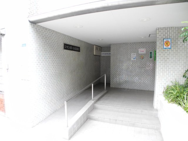 シャンボール北新宿の外観