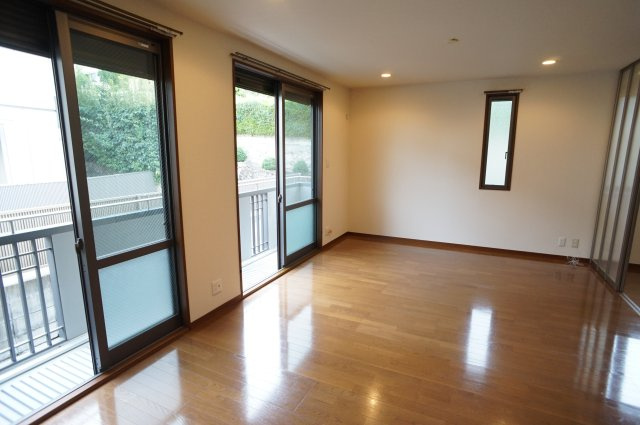 アヴェニール仁川Ⅰの居間・リビング