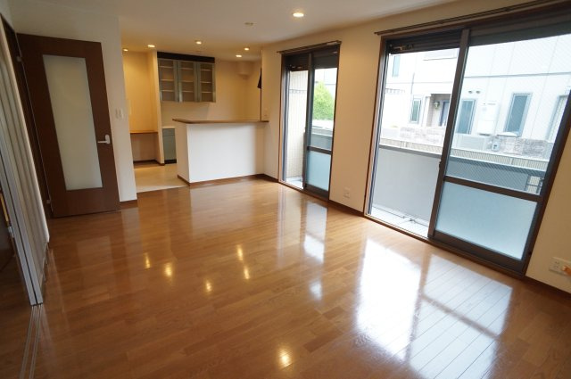 アヴェニール仁川Ⅰの居間・リビング