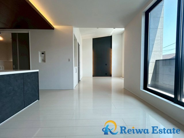 新築戸建　高座郡寒川町田端の居間・リビング|プライバシーの確保が出来る2階リビングは勾配天井で開放的な空間♪