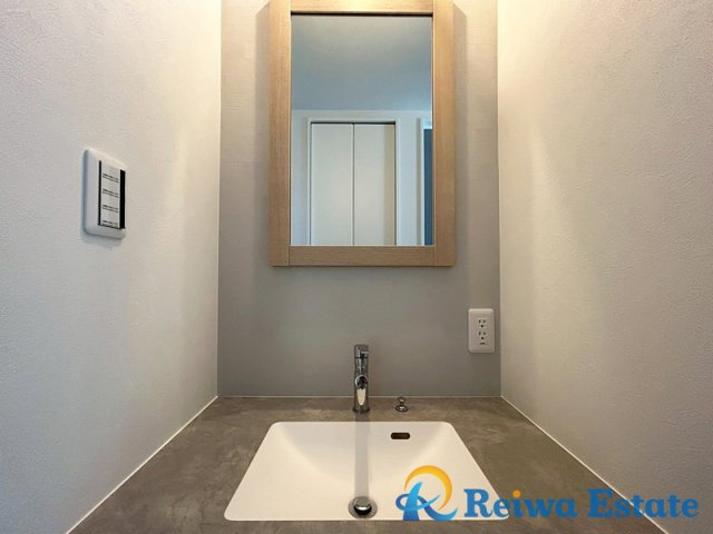 新築戸建　高座郡寒川町田端の独立洗面台|玄関に洗面台がある為、帰宅後すぐに手洗い消毒が可能！