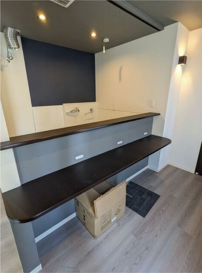 西院清水町のキッチン|キッチン向いには、カウンターがあり、お子様の勉強を見守りながら、お料理の支度が可能です♪