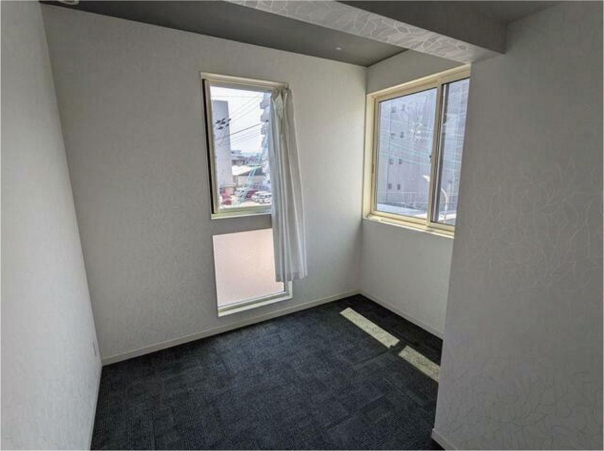 西院清水町の玄関|東南向きなので、日当たりも良好です♪