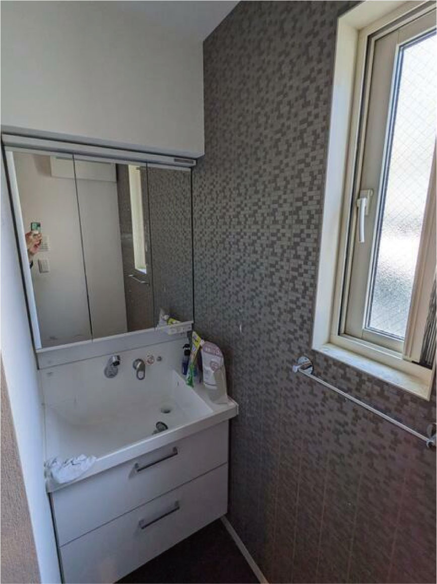 西院清水町の独立洗面台|アクセントクロスを使用した、洗面所です♪