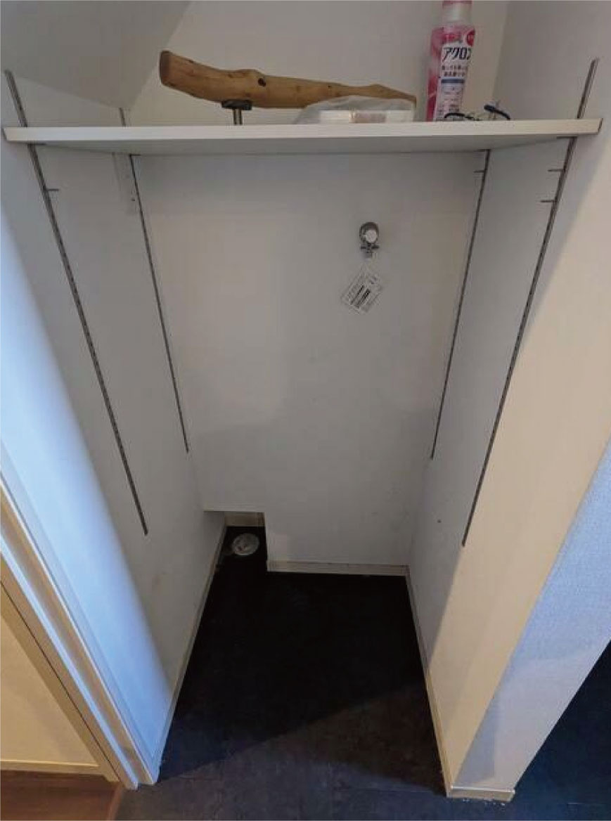 西院清水町の脱衣所|デッドスペースになりがちな洗濯機置き場の上も収納棚があり、整頓可能です♪