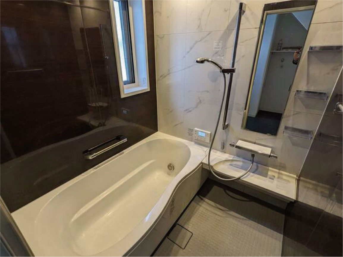 西院清水町の浴室|落ち着いた色味の浴室で、一日の疲れもスッキリ取れます♪