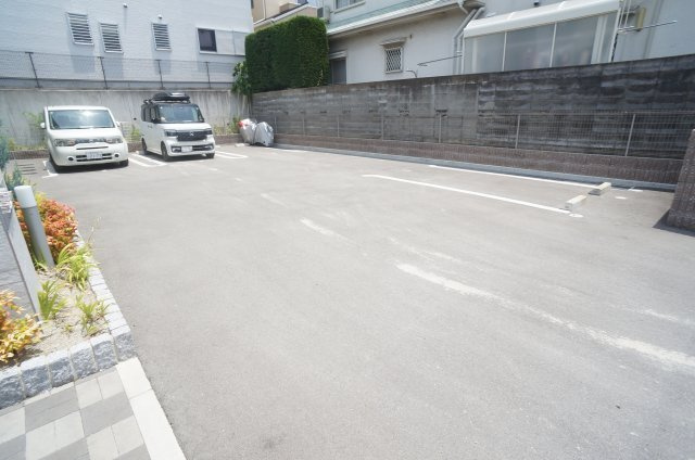 ルミナスコートⅢの駐車場