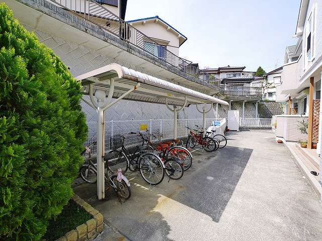 ヴィラ・モンターニュのその他共用部分|屋根付き駐輪場です