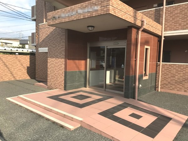 菊池郡大津町美咲野１丁目の賃貸マンションのエントランス