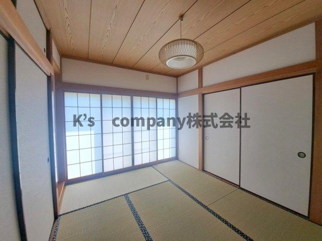◎茅ヶ崎市菱沼3丁目　中古戸建の和室|明るく、掃き出し窓からは庭に出ることができます☆