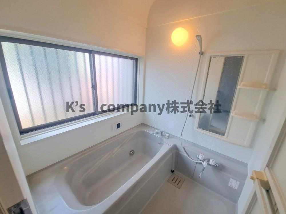 ◎茅ヶ崎市菱沼3丁目　中古戸建の浴室|換気に嬉しい大きな窓のある浴室☆