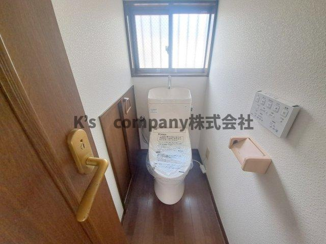 ◎茅ヶ崎市菱沼3丁目　中古戸建のトイレ|窓があり、明るく清潔感のあるトイレです☆